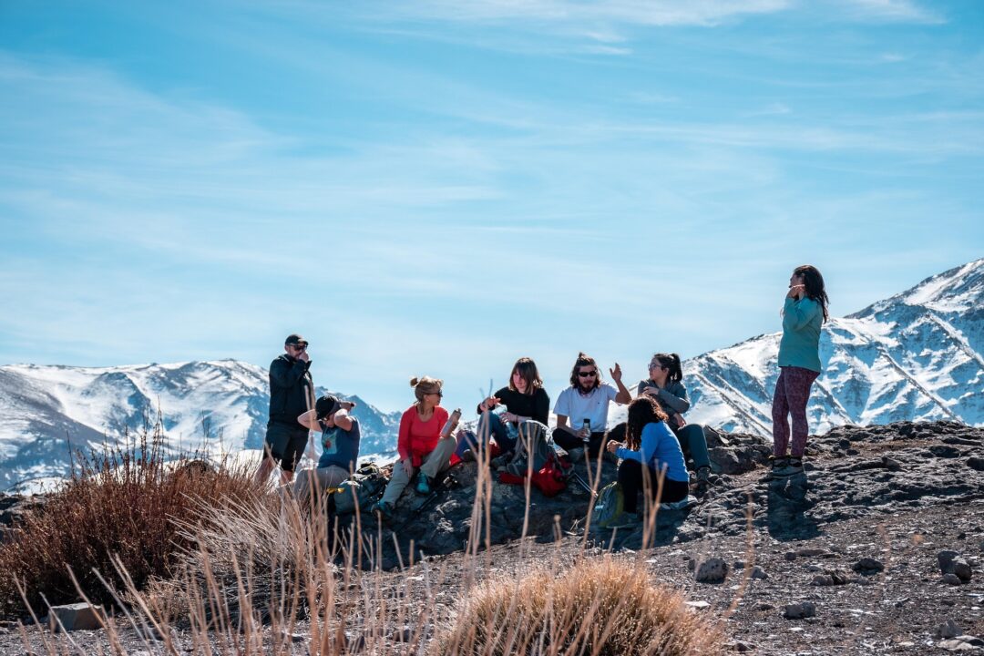 Groupe de randonneurs en pause