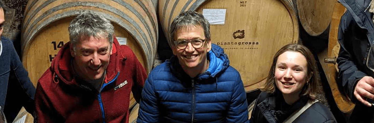 trois hommes dans une cave à vin