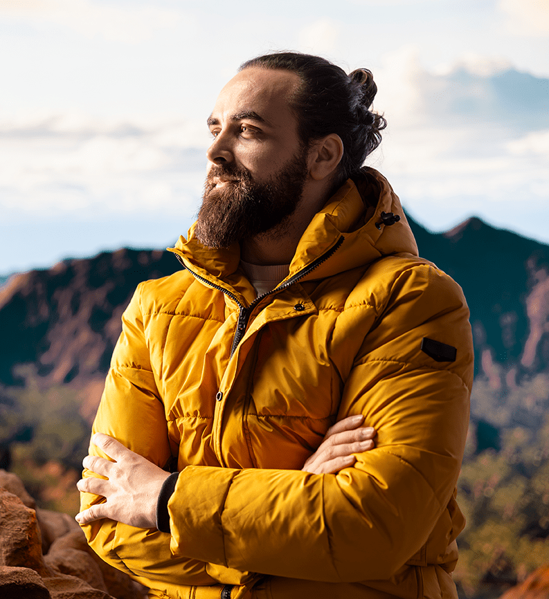 lucas en montagne regarde le paysage