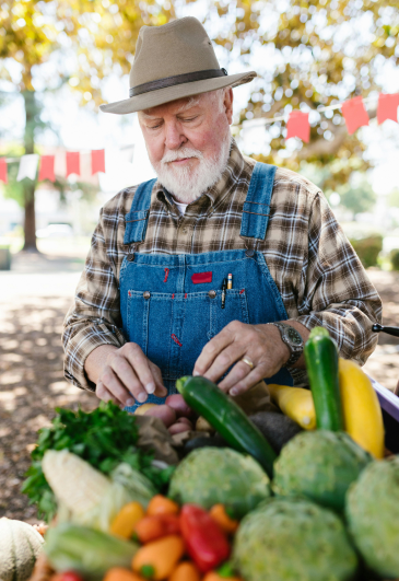 agriculteur range des légumes dans un panier
