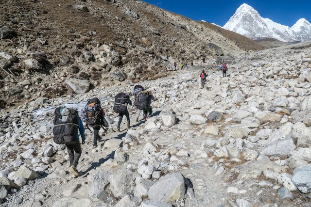 randonneurs en marche en montagne